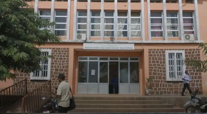 Ministério da Educação proíbe “notas administrativas” e ameaça sanções