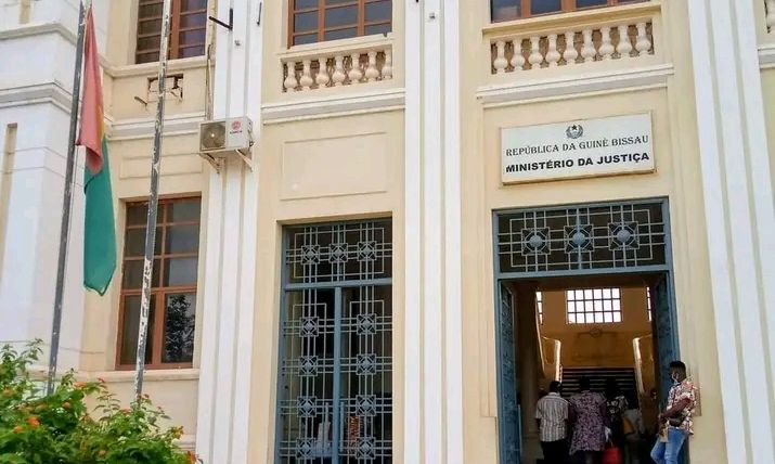 Oficiais de Justiça em serviço há mais de 15 anos não recebem salário