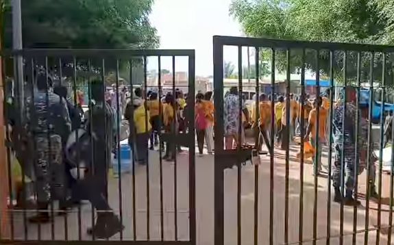 Governo coloca polícia nas escolas para travar confrontos