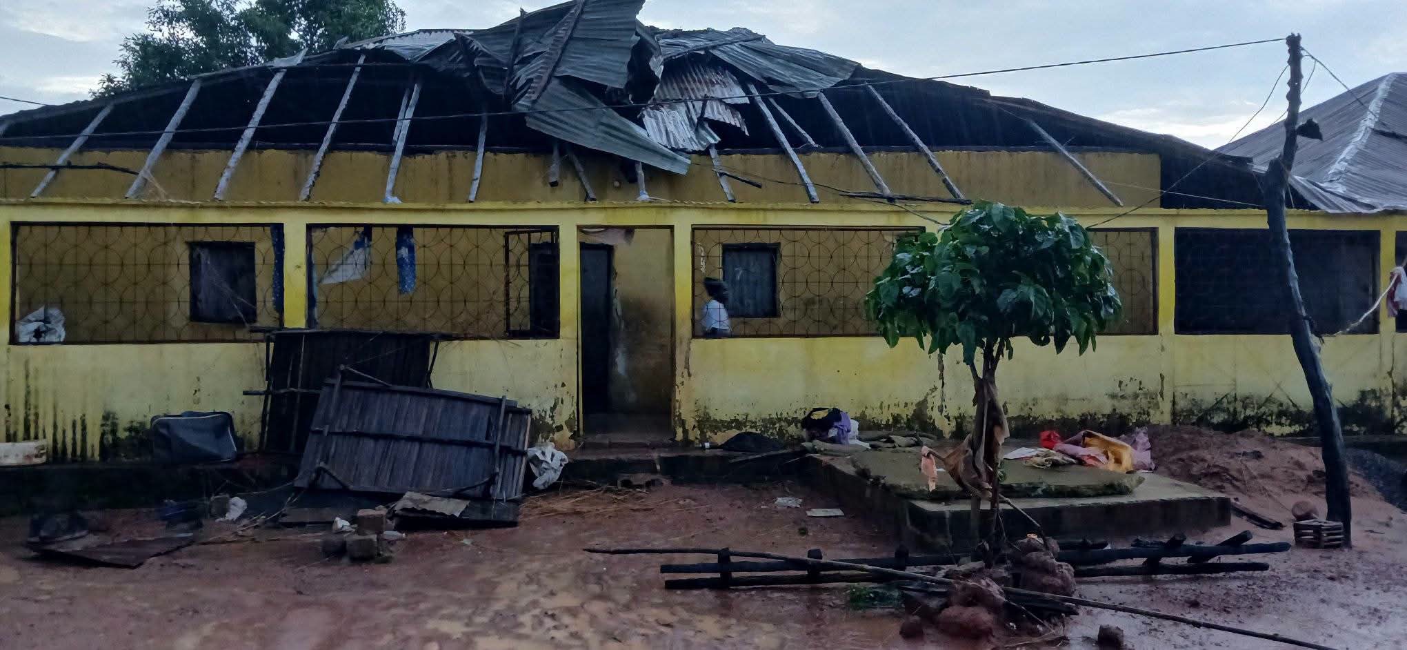Vento forte destrói casas e escola corânica em Bigene e deixa famílias desalojadas